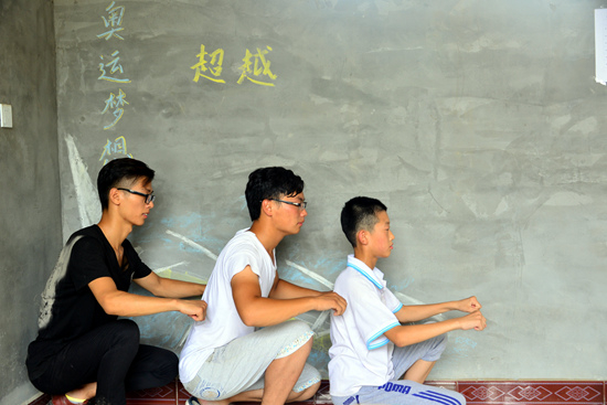 　　2016年7月，在山东省茌平县算子李村，大学生与留守儿童李振博在玩“赛艇”运动。（资料图片）视觉中国供图