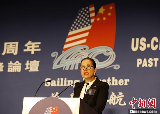 当地时间8月24日，由方李邦琴基金会主办的中美建交40周年回顾与展望高峰论坛在旧金山湾区伯灵格姆举办，峰会主席方李邦琴、中国驻旧金山总领事王东华、北京大学理事会副主席叶静漪、加利福尼亚州副州长埃莱尼·科尔莱基斯等一致呼吁特朗普政府停止“贸易战”，使两国关系回到正常轨道。图为加利福尼亚州副州长埃莱尼·科尔莱基斯致辞。 中新社记者 刘关关 摄