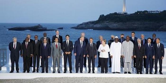 G7峰会领导人大合影曝光英国首相孤独靠边站 图 手机新浪网