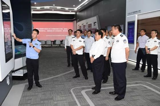 △赵克志在广东智慧新警务联合创新中心观看新一代警务移动终端演示