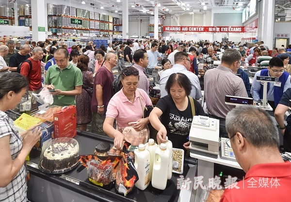 图说：收银台排满顾客&nbsp; 新民晚报记者 陈梦泽 摄（下同）