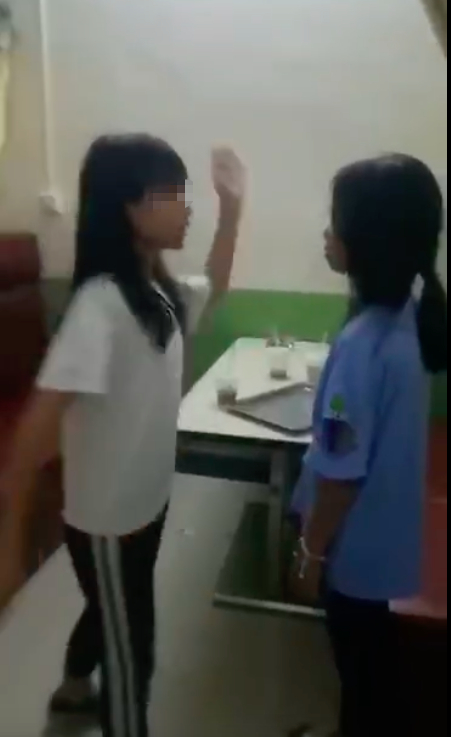 一女生向另一女生伸手。视频截图
