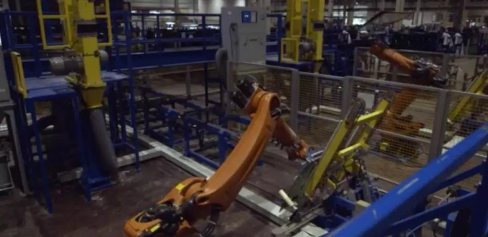 AI自动化生产，图片来自《美国工厂》。