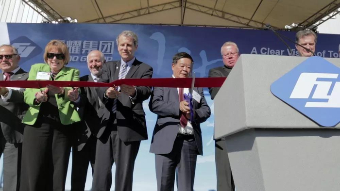 福耀董事长曹德旺参加建厂开工仪式，图片来自《美国工厂》。