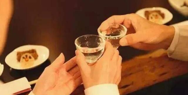 细数中国的酒桌文化,敬酒时酒杯要低于对方,年轻人大多不知道|酒桌|酒杯|长辈|文化|筷子_新浪新闻