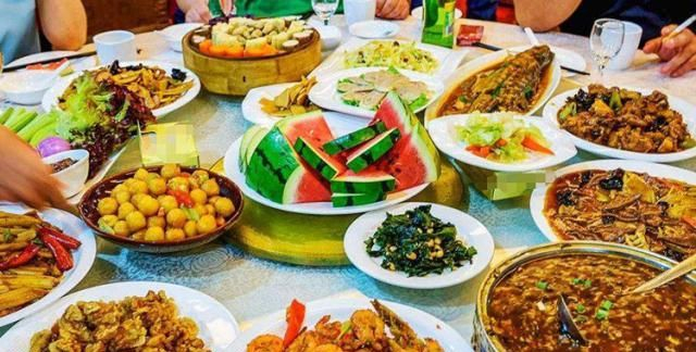 细数中国的酒桌文化,敬酒时酒杯要低于对方,年轻人大多不知道|酒桌|酒杯|长辈|文化|筷子_新浪新闻