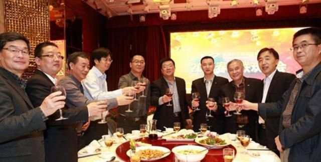 细数中国的酒桌文化,敬酒时酒杯要低于对方,年轻人大多不知道|酒桌|酒杯|长辈|文化|筷子_新浪新闻