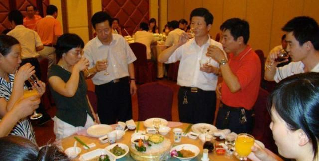 细数中国的酒桌文化,敬酒时酒杯要低于对方,年轻人大多不知道|酒桌|酒杯|长辈|文化|筷子_新浪新闻