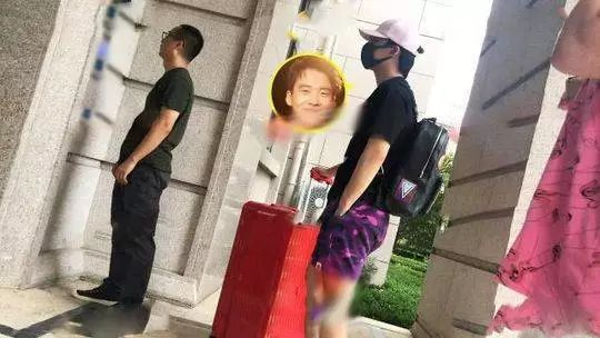 郭麒麟生母胡中惠终于露面,和儿子亲密逛街,身家过亿住高档小区