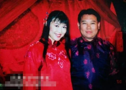 郭麒麟生母胡中惠终于露面,和儿子亲密逛街,身家过亿住高档小区