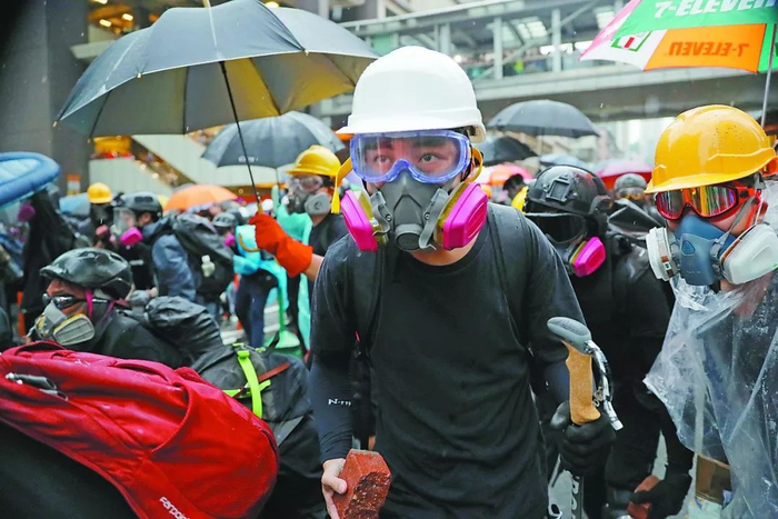  （青少年被卷入非法集会甚至充当“暴力先锋”的现象令香港社会忧虑。图为25日香港暴力示 威中的年轻人。）