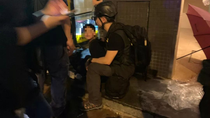 （25日晚“荃葵青游行”中被捕的12岁男童，图源：《东方日报》）