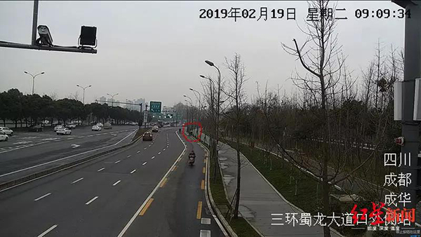 监控视频，红色虚线内是范师傅