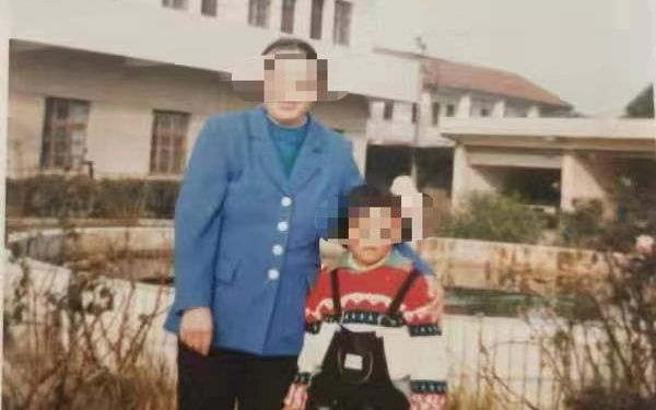 李寻与母亲早年的合影。 受访者供图