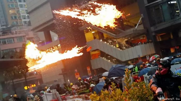 　8月25日示威活动中，有示威者向警察投掷了燃烧瓶。