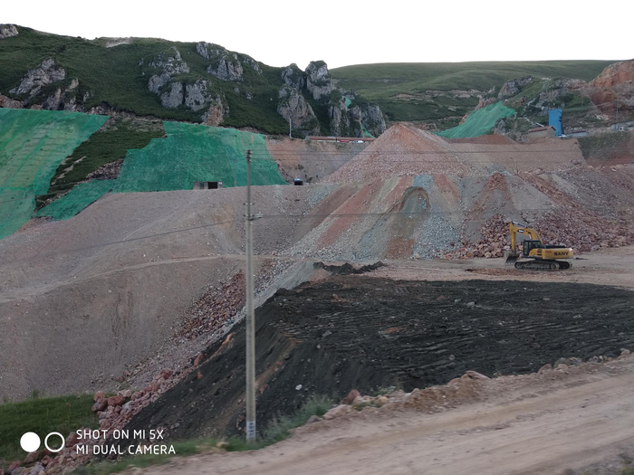 黄金实业公司弃渣弃石随意堆放。图/生态环境部