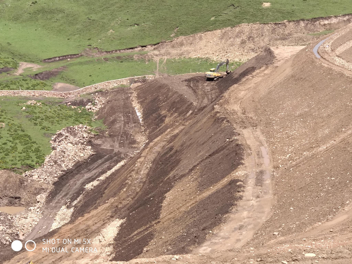 渣堆存在环境安全隐患。图/生态环境部