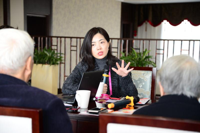 公证员冯爱芳在为一对咨询的老人讲解意定监护政策。受访者供图