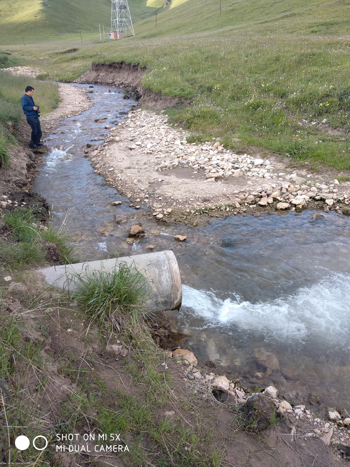 黄金实业公司矿井涌水外排二类水体。图/生态环境部