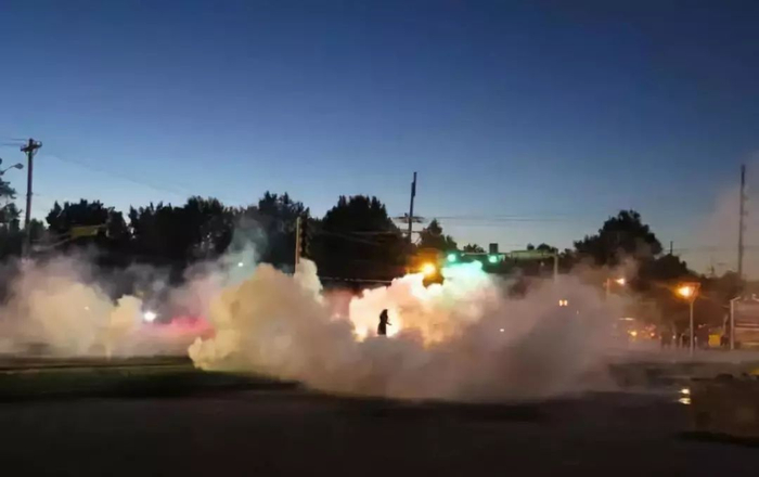  被催泪弹包裹的弗格森示威者（Toby Harnden）