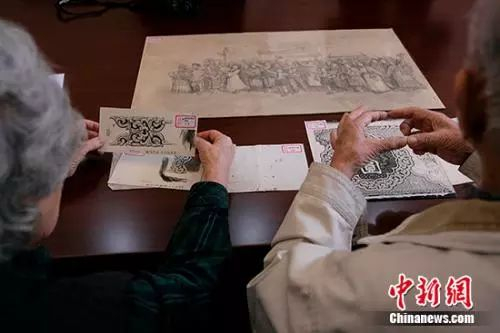 “我想看一下第二套5元票面铅笔素描大图”2011年周令钊和陈若菊在北京印钞厂看当年的人民币设计图。央美供图