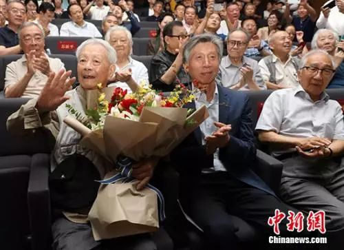  周令钊（前排左一）在展览开幕式。央美供图