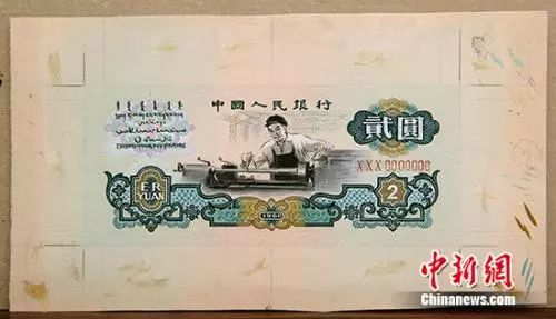  展览展出的第三套人民币2元票面总体设计原大图。央美供图