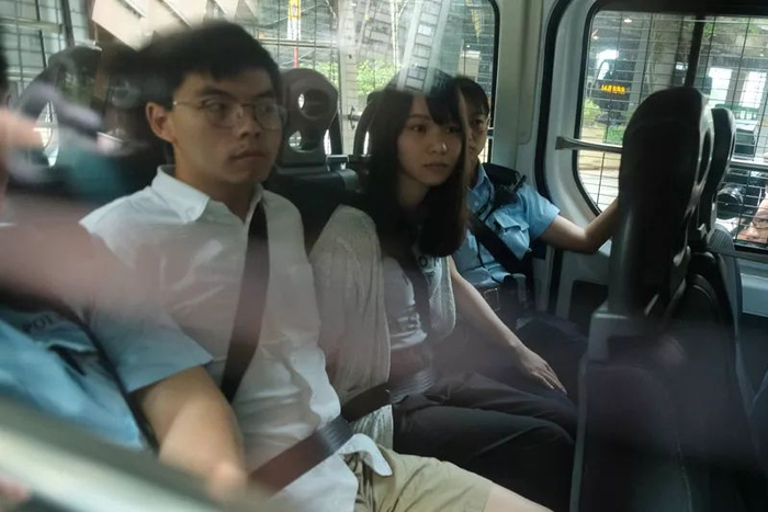  黄之锋、周庭被押往东区法院（来源：大公报）