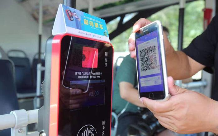 北京公交扫码乘车今日启用。新京报记者 王贵彬 摄