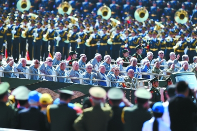 　　2015年9月3日，中国人民抗日战争暨世界反法西斯战争胜利70周年纪念大会在北京隆重举行。这是抗战老兵乘车方队通过天安门广场。新华社记者&nbsp;王定昶摄