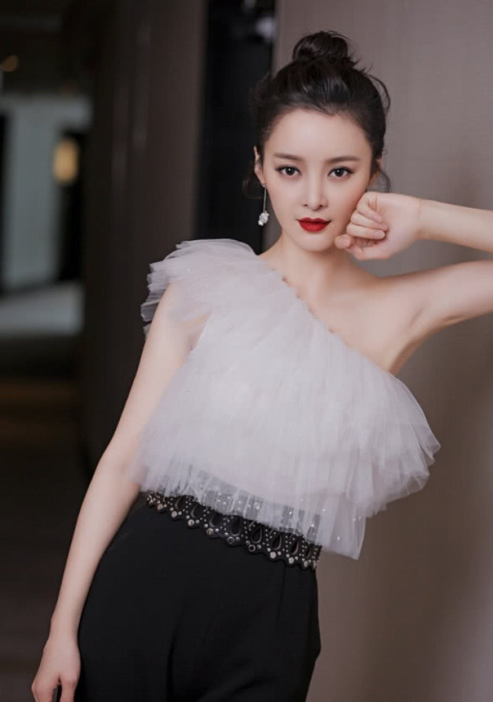 王瑞子一袭深蓝色牛仔吊带连衣裙甜美可人，傲娇身材超惹眼