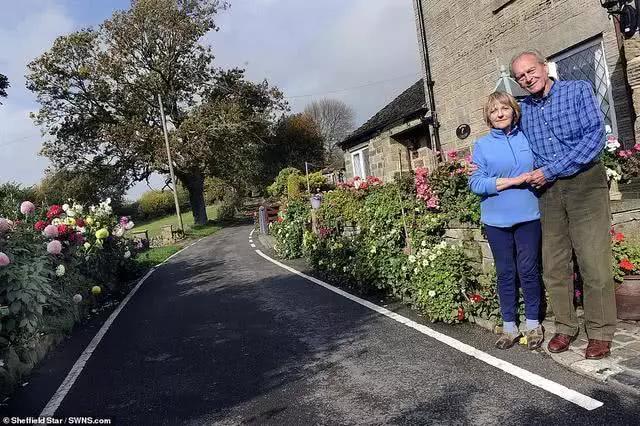 老夫妻给村庄小路两旁种满花草，精心照料30年如今面临拆除