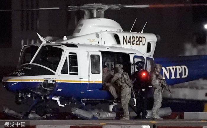 　当地时间7月19日，古兹曼从美国纽约市乘直升机被转移到科罗拉多州最森严的监狱。图/视觉中国