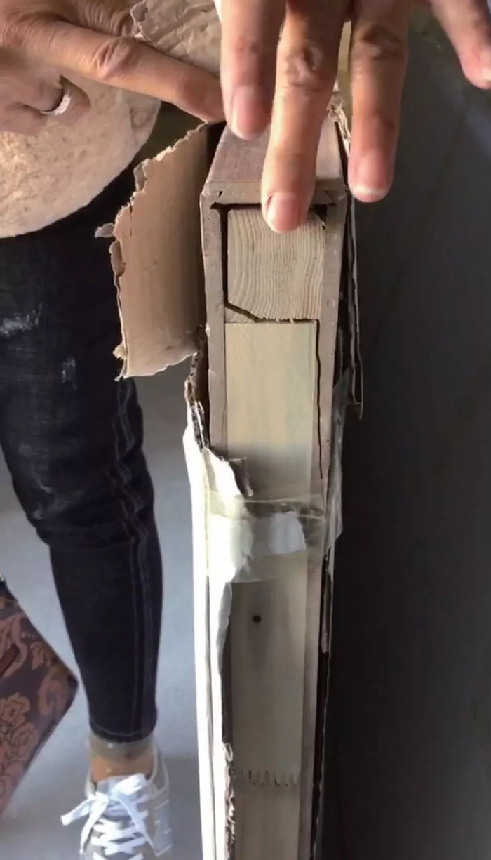 部分房子室内门已经开裂起皮