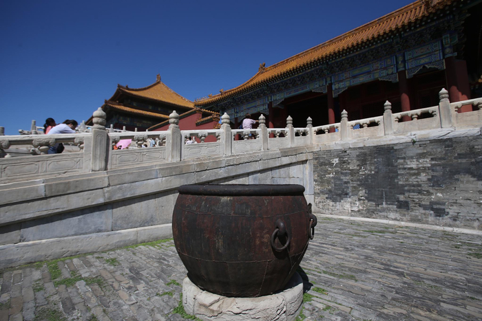 宫殿前面摆放的太平缸。新京报记者 王贵彬 摄