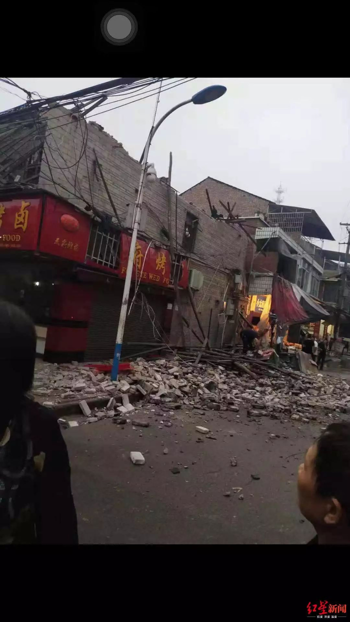 全安镇一房屋屋顶垮塌