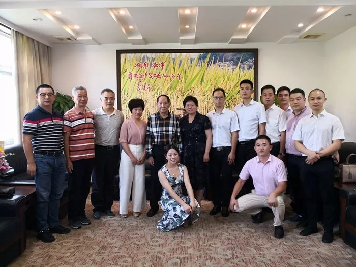 德安县委副书记、县长周三连赴长沙为袁隆平院士贺寿。“德安发布”微信公号&nbsp;图