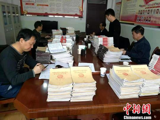 图为和段浩一起工作的老师们。钟欣/摄