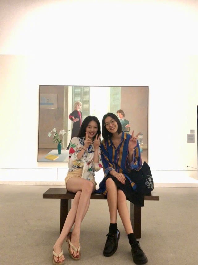 网红达人晚晚与刘雯同框合影,大长腿不输超模甚至更醒目_新浪新闻