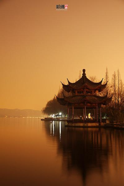 　　夜色中长桥公园里的亭子