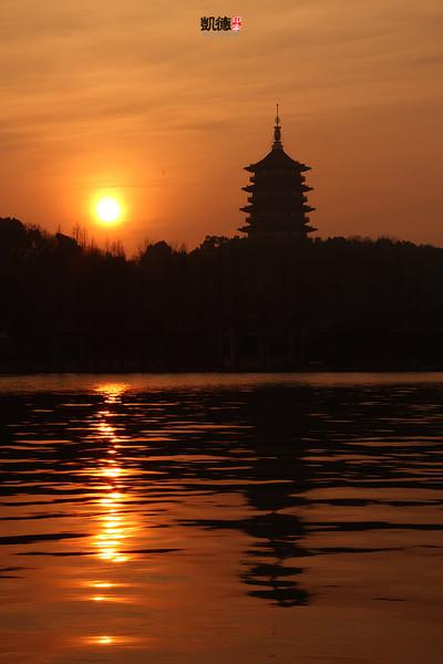 　　经典的雷峰夕照