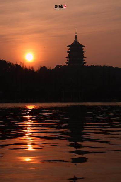 　　由于是冬季所以太阳在雷峰塔左边，夏天的时候太阳在雷峰塔右边落下