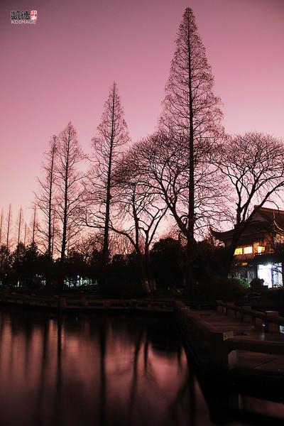 　　夜色中的西湖边