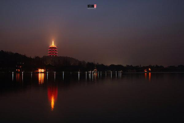 　　正常白平衡夜色中的雷峰塔