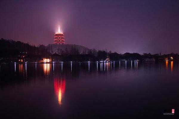 　　使用白色荧光灯模式拍摄的雷峰塔夜景