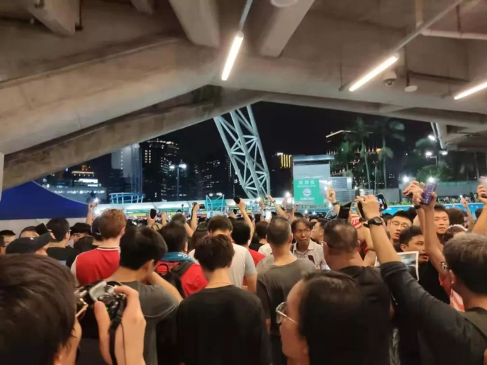  场内外均有主队球迷喊政治口号（摄/崔天也）