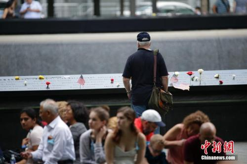 资料图：“9·11”纪念公园里的民众。 中新社记者 廖攀 摄