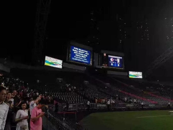 10日晚，中国香港队不敌伊朗队，以0：2的比分告负。（摄/黎巧毅）