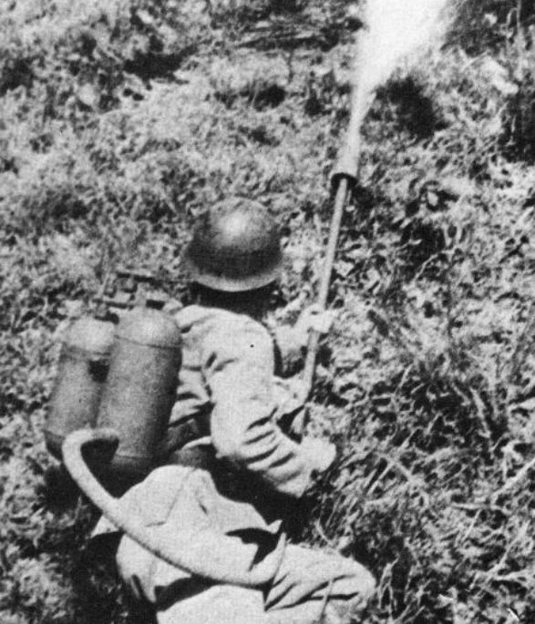 二战日军战术有多疯狂?喷火器要配备伞兵空降,还要去反坦克