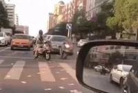 当街撒钱10万又后悔有权要回来吗?律师这样说